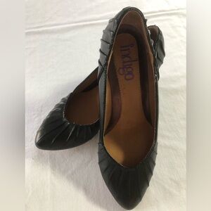 EUC Indigo Clark’s Size 6M Pumps